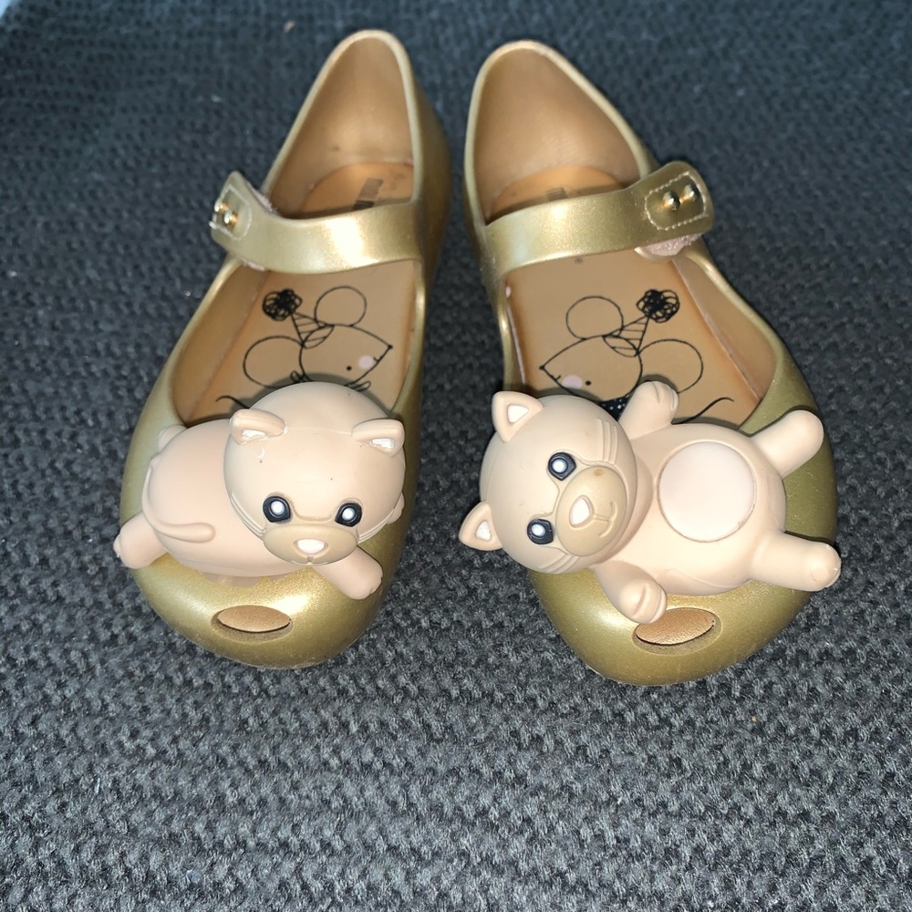 Euc Mini Mellisa playful cat shoes in gold.